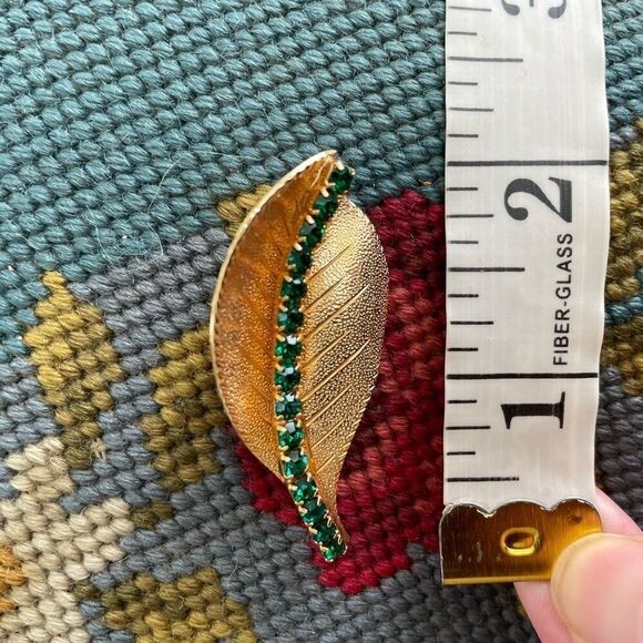 Vintage Gold Tone Leaf Emerald Green Rhinestone Costume Brooch Pin - Picture 3 of 5